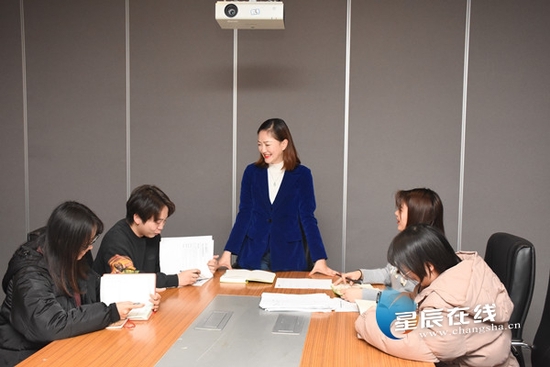 (和同事交流。图片均由星辰全媒体记者 黄超 摄)