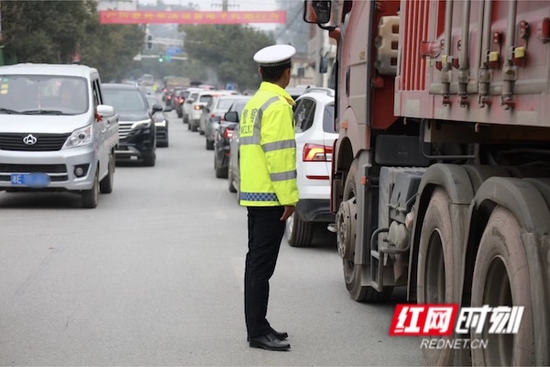 全省公安交警严格落实节点勤务,最大限度把警力和装备摆上路面,全面压降事故风险。