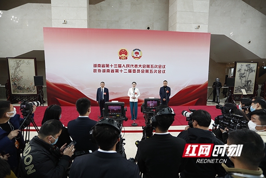 2022年湖南省两会“委员通道”上，政协委员们讲述了他们的履职故事。
