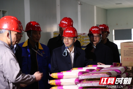 1月18日，湖南省粮食和物资储备局党组书记、局长陈冬贵（前排右二）在长沙调研粮油保供稳价工作。