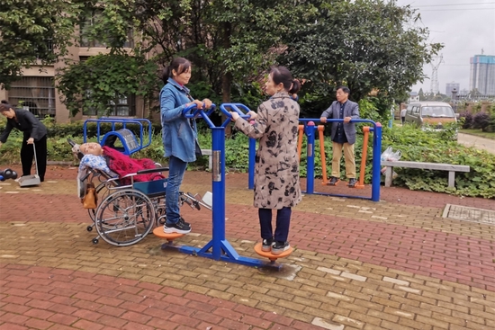 芙蓉区合鑫苑小区，居民们正在小区里健身。均为市住建局供图