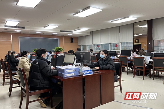春节期间，湖南省疫情防控指挥部将严格落实集中办公、24小时专人值班值守制度。