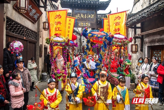怀化洪江古商城一年一度的财神祈拜典礼举行,“财神”踏街巡演。