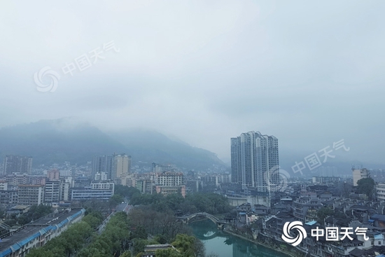 今天上午，湖南吉首天气阴沉，云层厚重。（图/刘玥）