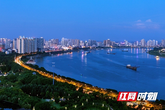 沅江两岸，常德城区风景。