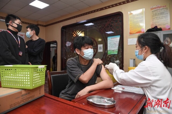 （“第三针”来了！湖南有序开展新冠疫苗加强针接种工作。资料图。湖南日报全媒体记者 辜鹏博 摄 ）