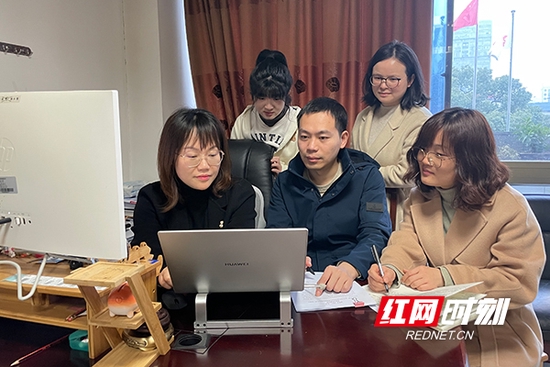 湖南省肿瘤医院财务团队在讨论合同管理系统。