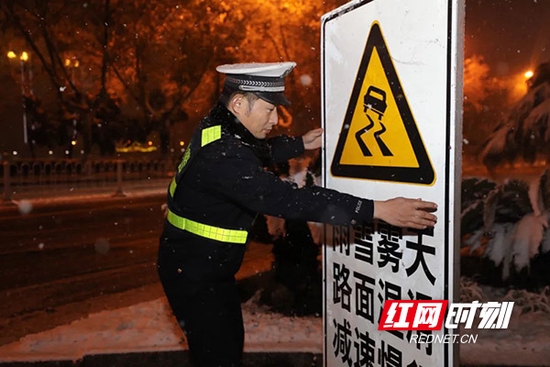 雨雪天气，交警坚守路面。