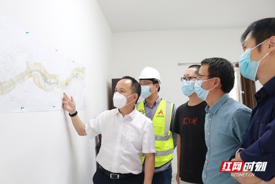 彭安平(左一)与同事们讨论攻克项目难点。 资料图