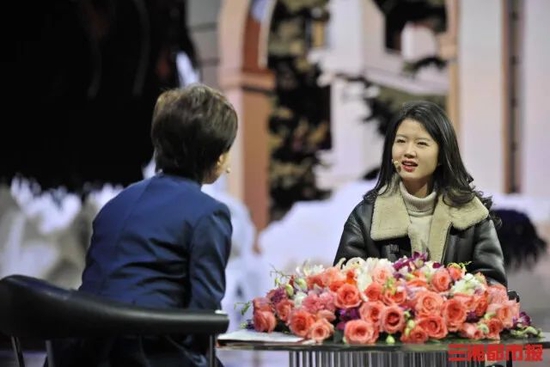 （3月3日晚的颁奖典礼节目上，江梦南接受主持人访谈。央视供图）