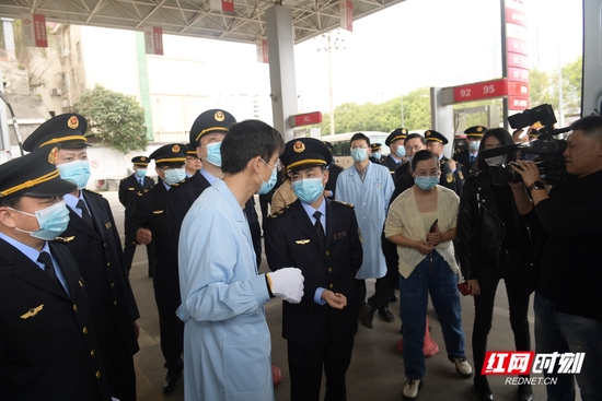 湖南市场监管执法人员在新中石化加油站开展检查行动。