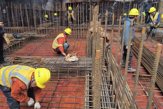 ▲长沙地铁6号线关键附属工程施工现场。面对严峻的疫情防控形势,6号线各项目按照属地管理要求,切实做到防疫物资准备到位、人员健康排查到位、三码一温监测到位、现场防疫消毒到位,各项目部及工地均实行封闭式管理,并与社区街道保持密切联动,一手抓防疫,一手抓施工,确保项目建设顺利推进。