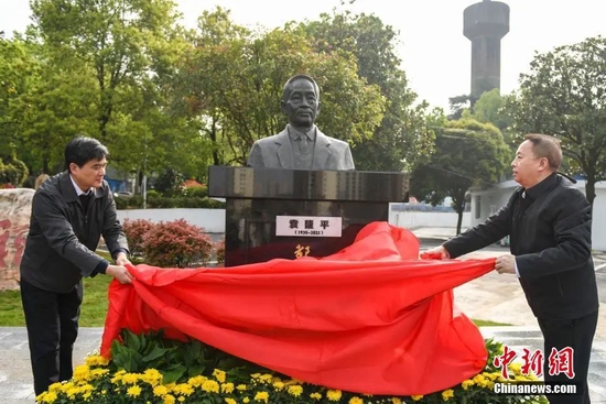 (“杂交水稻之父”、中国工程院院士、“共和国勋章”获得者袁隆平铜像在位于长沙的湖南省农科院揭幕。)