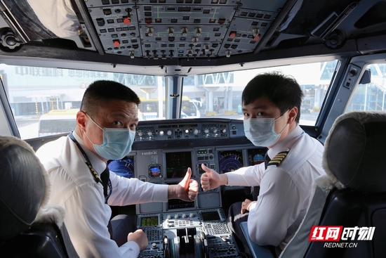 航班机组成员。