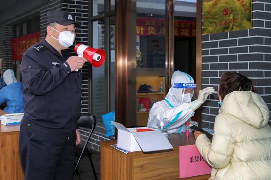 民警正在指挥引导核酸检测队伍。 长沙市公安局供图