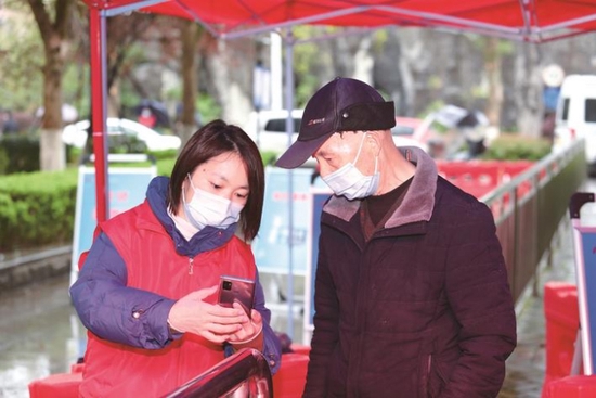 长沙县志愿者正在帮助老人查看健康码、行程码等信息。李杰摄