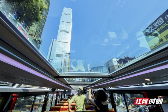 坐上音乐巴士,可以欣赏全景网红长沙。