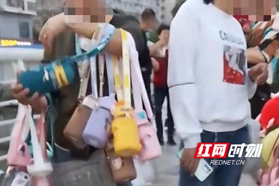 犯罪嫌疑人在人流量密集地方活动。