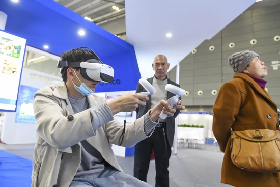 ▲2021（中部）长沙人工智能产业博览会上，市民体验VR游戏设备。来源：湖南日报湘视频道