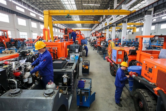 这是位于萍乡市上栗县的江西鑫通机械制造有限公司，工作人员正在生产车间内工作（2021年4月6日摄）。（受访者供图）