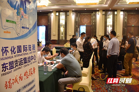 五大通道平台公司与衡阳企业现场对接洽谈。