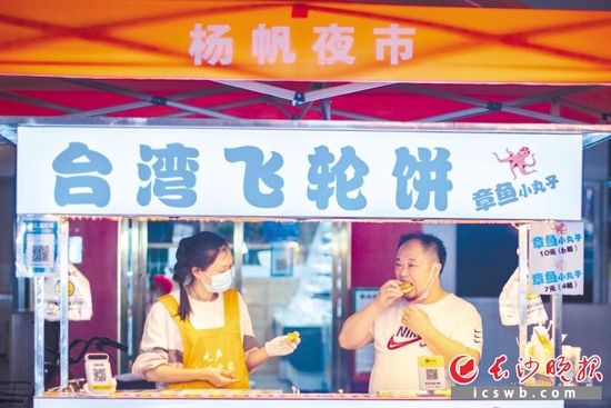 若做出来的飞轮饼没卖完,他们会分送给周边商户。这时罗旦屹也是陈瑛最好的食客。长沙晚报全媒体记者 黄启晴 摄