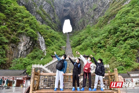 在天门山景区，游客们各种角度拍照留恋。（张潘 摄）