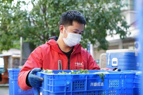  （疫情期间，兴盛优选长沙配送员在配送生鲜产品。刘鑫 摄）