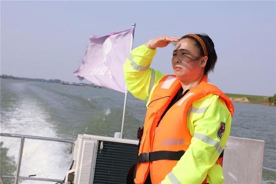 护鱼员朱丽君在湖南省益阳市资江黄湖村河段巡护（2022年7月14日摄）。新华社发（盛拥军 摄）