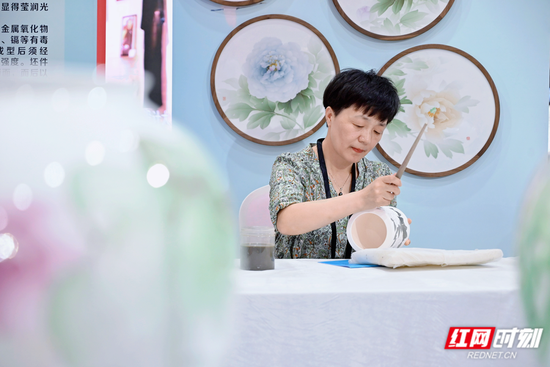 非遗传承人现场展示醴陵瓷彩绘。