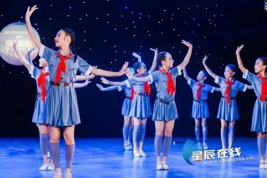 (选手们在舞台上尽情展现自我。)