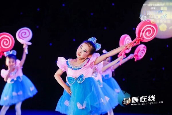 (本次演出,无论是在舞蹈体裁设计,还是动作创新、服装伴奏选择上,都独具匠心。)
