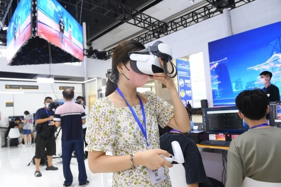 (8月29日,湖南国际会展中心,观众参观湖南广播影视集团展区体验VR。湖南日报全媒体记者 辜鹏博 摄)