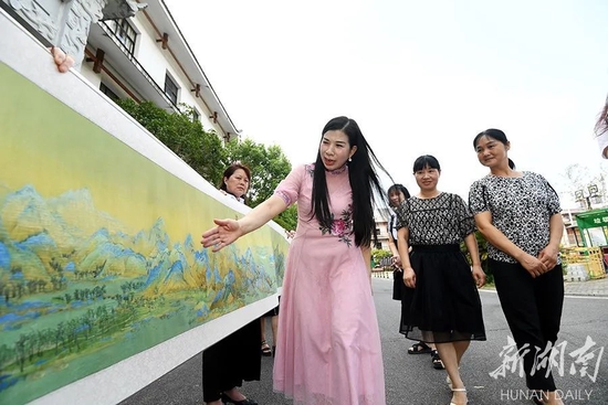 9月19日,长沙市湘绣研究所,巨幅湘绣《千里江山图》绣制完成。图片均为湖南日报全媒体记者 田超 张颐佳 摄
