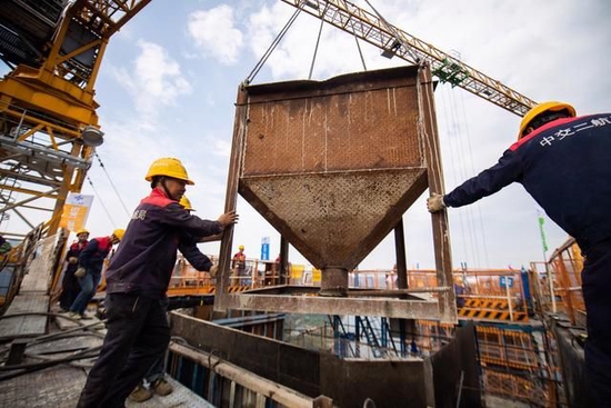 9月20日，在安化县马路口资水特大桥施工现场，工人在进行主墩封顶作业。新华社记者 陈思汗 摄