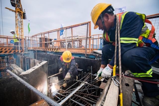 9月20日，在安化县马路口资水特大桥施工现场，工人在进行主墩封顶作业。新华社记者 陈思汗 摄