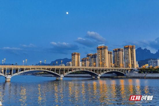 明月当空,观音大桥上亮起的路灯倒影在澧水河中。