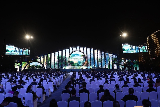（11月19日晚，首届湖南旅游发展大会开幕式暨文化旅游推介会在张家界市民广场举行。）