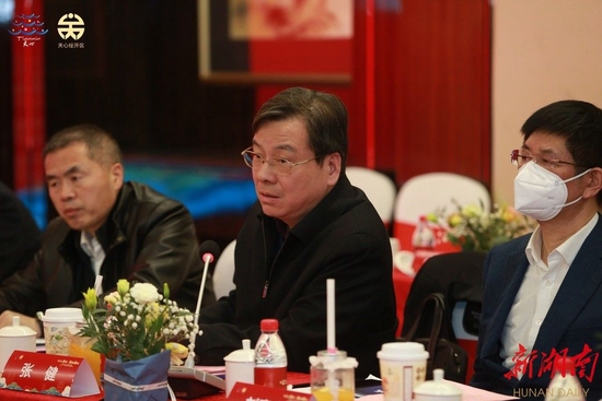 (省政协副主席、省工商联主席张健,省委统战部副部长、省工商联党组书记刘事青等领导出席座谈会。)