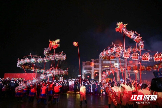 10余支非遗龙狮队带着火神的祝福，飞腾在南岳的大街小巷。