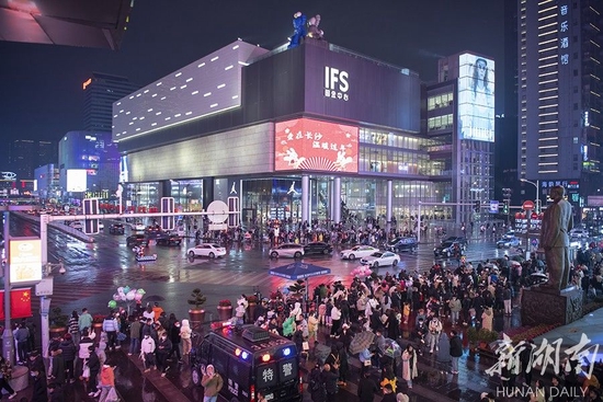 2月3日晚,长沙市国金中心附近人头攒动,热闹非凡。春节假期已过,长沙岳麓山、橘子洲、五一商圈等景区依然游人如织。很多游客避开春节假期旅游热潮,错峰出行游玩,“网红长沙”热度不减。湖南日报全媒体记者 辜鹏博 摄