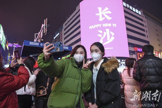 2月3日晚,长沙市国金中心附近人头攒动,热闹非凡。春节假期已过,长沙岳麓山、橘子洲、五一商圈等景区依然游人如织。很多游客避开春节假期旅游热潮,错峰出行游玩,“网红长沙”热度不减。湖南日报全媒体记者 辜鹏博 摄