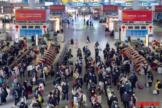 (春运期间,长沙南站旅客有序上车。陈树雷 摄)