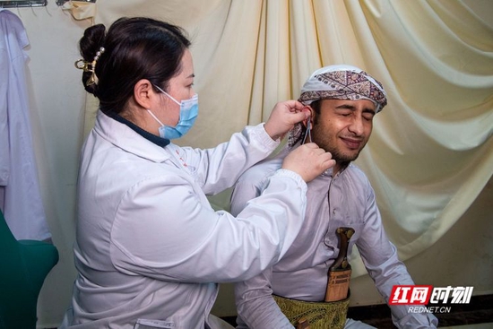 近日,湖南师范大学组织国际学生来到湖南省中医药研究院附属医院,体验中医治疗,感受独特魅力。(摄影/肖毅)