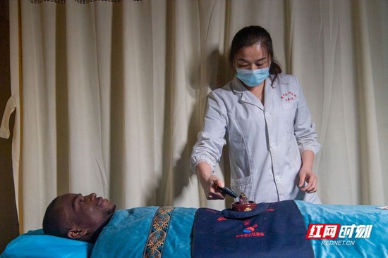近日,湖南师范大学组织国际学生来到湖南省中医药研究院附属医院,体验中医治疗,感受独特魅力。(摄影/肖毅)