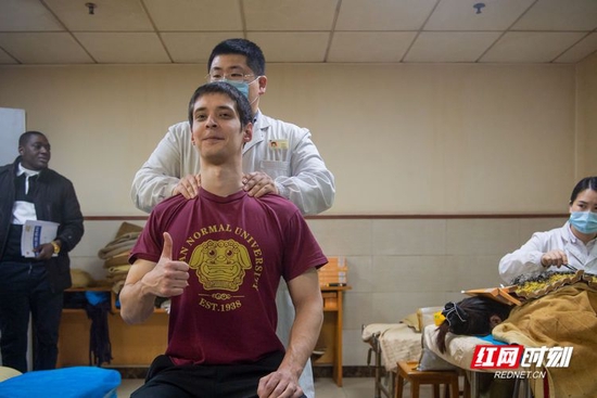 近日,湖南师范大学组织国际学生来到湖南省中医药研究院附属医院,体验中医治疗,感受独特魅力。(摄影/肖毅)