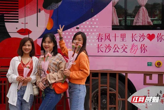拍照打卡,留下美丽瞬间。