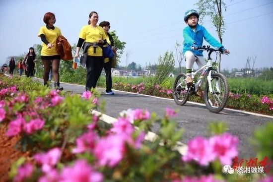 △春暖花开时,衡阳市民走出家门,来到雨母山踏青游玩。