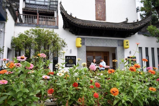 2019年8月29日，游客在安徽省黄山市徽州区西溪南镇西溪南村的民宿外驻足。新华社记者 刘军喜 摄