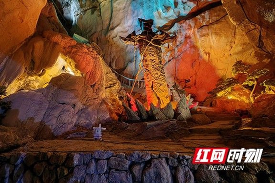 景区内溶洞景观与仙侠国潮风格有机结合。